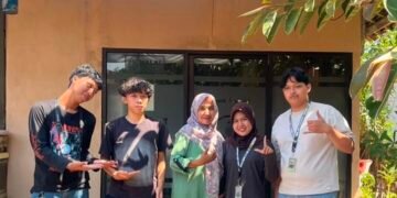 Kegiatan Tim Giat 16 Desa Lebo dalam mengikuti proses produksi jamu Rempah Kuno Asli Jowo. (Sumber : Pribadi Penulis)