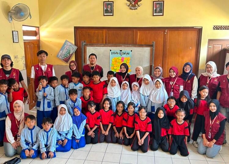 Foto bersama dengan siswa-siswi SD Negeri Kebumen 01