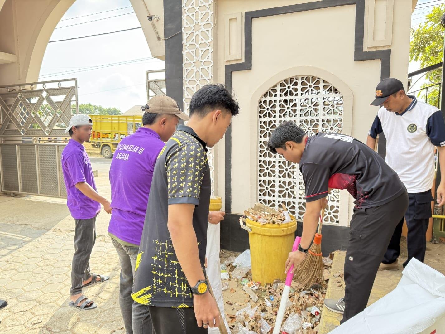 Aksi Bersih Kemerdekaan, Lapas Arjasa Gelar Aksi Bersih di Masjid dan Lingkungan Lapas 8 IMG 20260815 WA0016
