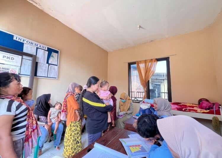 Menjaga Senyum Buah Hati , Bidan Desa dan Mahasiswa KKN Bersatu Dorong Imunisasi Rutin 5 Kesehatan