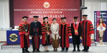 Doktor hukum bersama sivitas akademika Universitas Pelita Harapan.