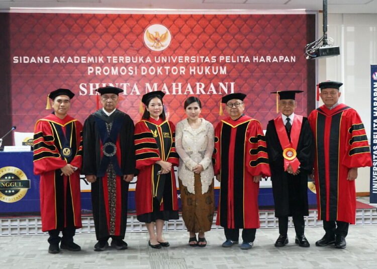 Raih Predikat Magna Cum Laude, Shinta Maharani Tawarkan Paradigma Baru Pemulihan Aset Hasil Kejahatan 5 Doktor hukum bersama sivitas akademika Universitas Pelita Harapan.