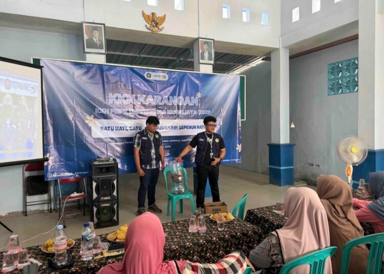 Mahasiswa KKN Universitas Brawijaya Latih Ibu-Ibu PKK Desa Karangan Membuat Pupuk Organik Cair dari Sampah Dapur, Wujudkan Desa Ramah Lingkungan 5 IMG 2472 2