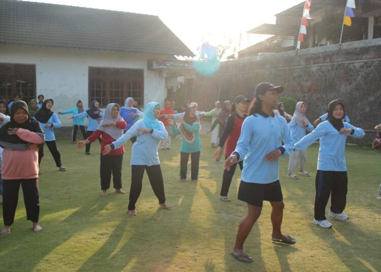 Mahasiswa KKN UIN Walisongo Hidupkan Gaya Sehat, Ajak Ibu-Ibu Dusun Kapuhan Senam Rutin 5 Mahasiswa KKN MMK UIN Walisongo melaksanakan senam bersama ibu-ibu Dusun Kapuhan