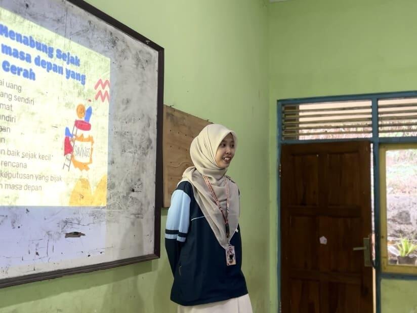 Asah Kreativitas dan Budaya Gemar Menabung, Mahasiswa KKN MIT 22 UIN Walisongo Ajak Siswa SDN Kesongo 04 Sulap Botol Bekas Jadi Celengan Unik 7 IMG 4072