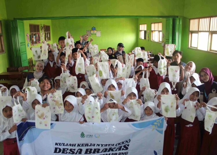 Sulap Daun Jadi Karya: Mahasiswa KKN MIT ke-22 UIN Walisongo Ajak Siswa MIN 7 Demak Berkreasi lewat Ecoprint 5 IMG 5938 11zon 1 11zon