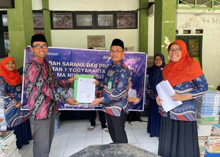 Perluas Akses Literasi, MAN 1 Yogyakarta Hibahkan Buku ke MAS Nur Iman Sleman 5 IMG 6252 Converted 202608210932213221