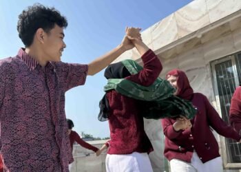 Estafet Sarung Kelompok