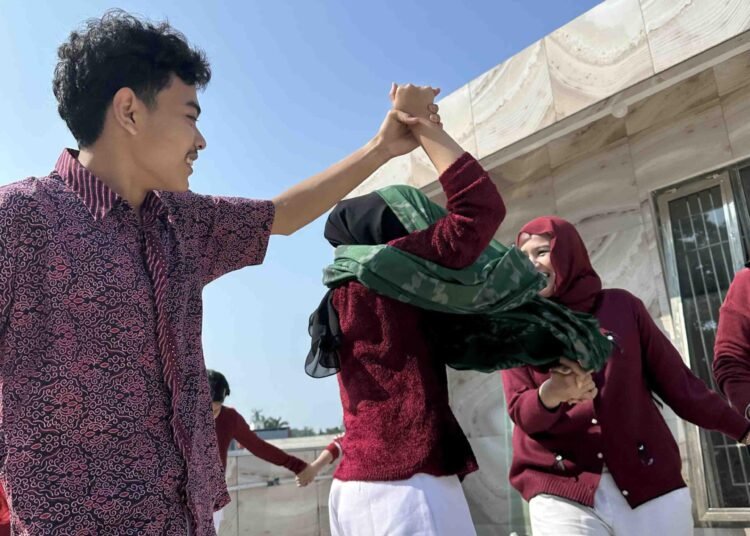 Estafet Sarung Kelompok