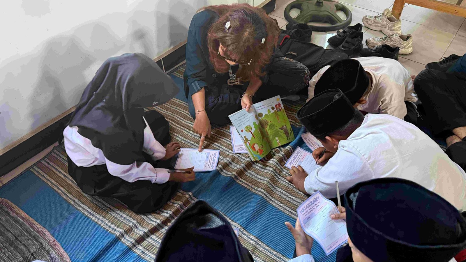 Mahasiswa UB Hidupkan Kembali Taman Baca Ringinanom, 4 Program Literasi Sasar Anak SD dan Diperkuat 1.200 Buku dari Perpusnas 7 IMG 6756 1