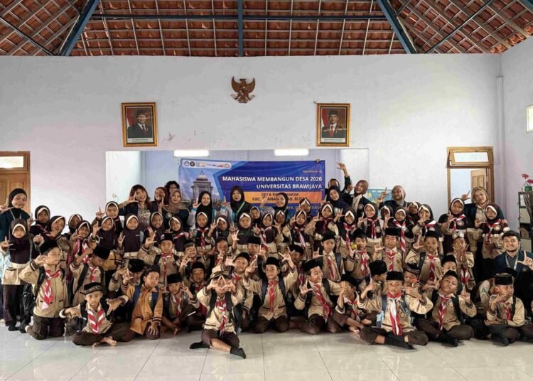 Mahasiswa UB Hidupkan Kembali Taman Baca Ringinanom, 4 Program Literasi Sasar Anak SD dan Diperkuat 1.200 Buku dari Perpusnas 5 IMG 7290 1 1