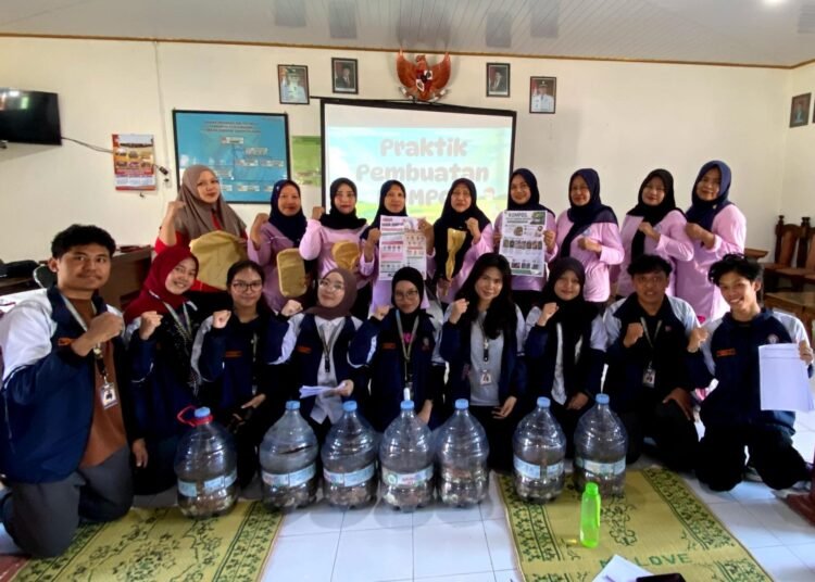 Sampah Tak Lagi Dibakar, Tim KKN UNDIP Kenalkan Cara Membuat Kompos di Desa Kangkung 5 IMG 9316.HEIC