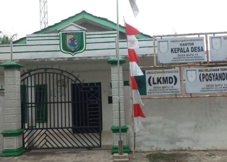 Pelayanan Publik Lumpuh: Kantor Desa Sepi Tanpa Petugas di Jam Kerja 5 Tampilan Depan Kantor Desa Batu 13, Kecamatan Dolok Masihul, Kabupaten Serdang Bedagai, Sumatera Utara