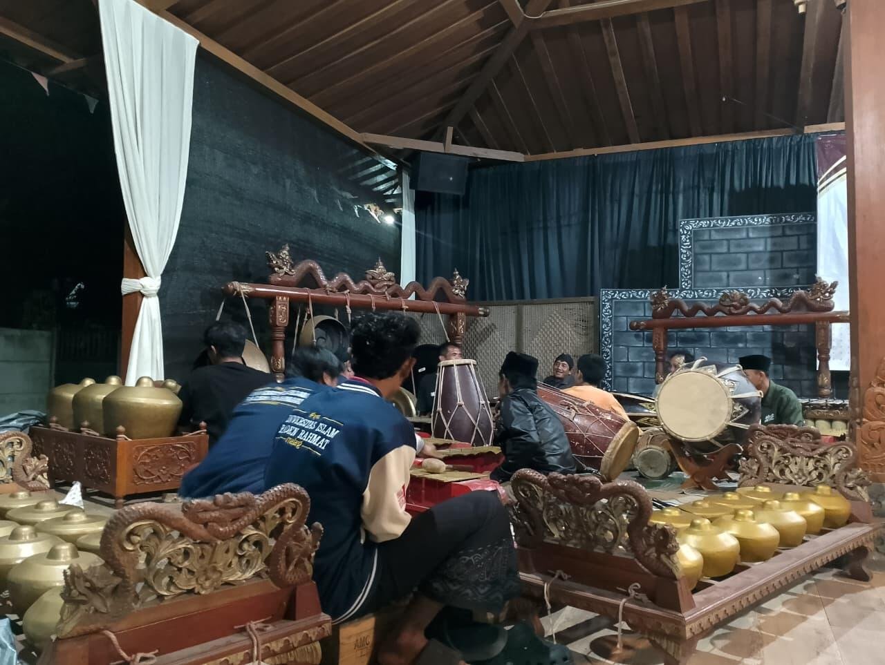 Ketika Gamelan Menyatukan KKN-T 08 UNIRA dan Warga Desa Toyomarto 6 Latihan Karawitan 2