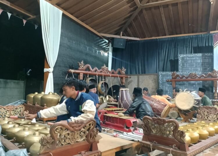 Ketika Gamelan Menyatukan KKN-T 08 UNIRA dan Warga Desa Toyomarto 5 Latihan Karawitan