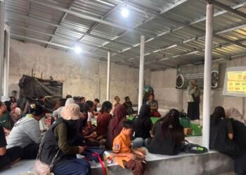 Sosialisasi dan demonstrasi pembuatan pupuk kompos oleh mahasiswa KKN-PMD Universitas Mataram di Desa Giri Tembesi