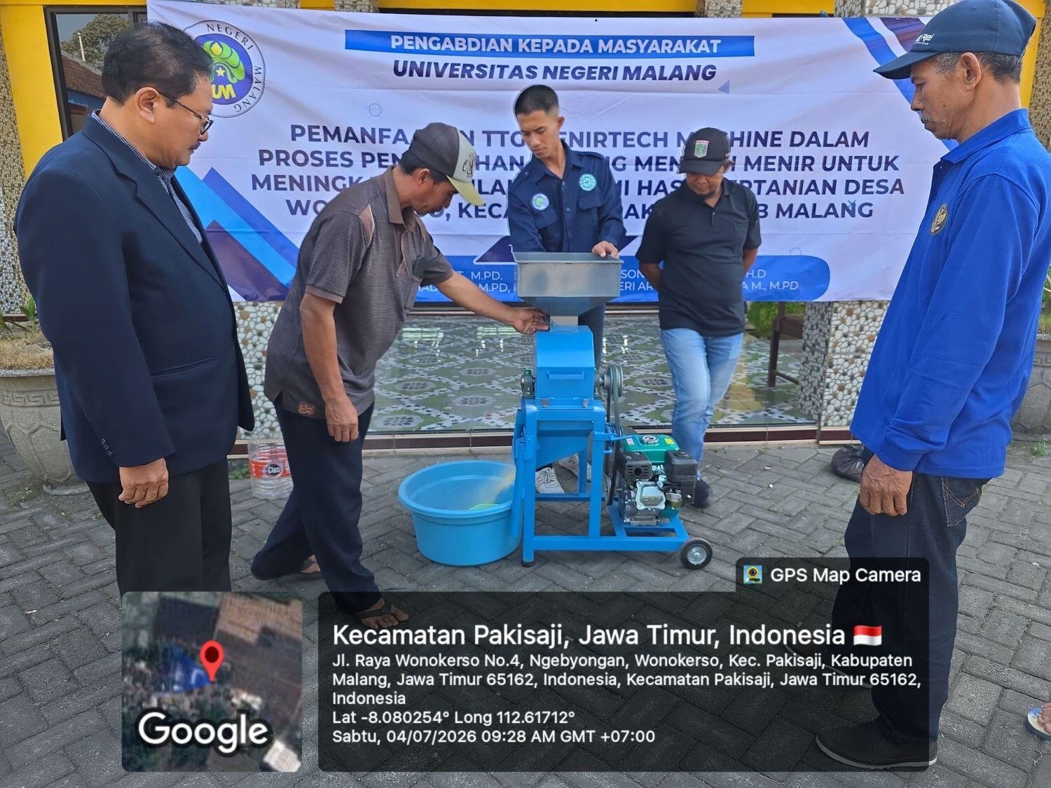 Tim Pengabdian UM Terapkan Menirtech Machine untuk Tingkatkan Nilai Ekonomi Jagung di Desa Wonokerso 6 Gambar 1. Demonstrasi Pengoperasian Menirtech Machine