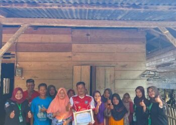Foto bersama masyarakat Dusun Pangkalan Batu (Sumber: Dokumentasi Secara Langsung di Lokasi Penelitian)