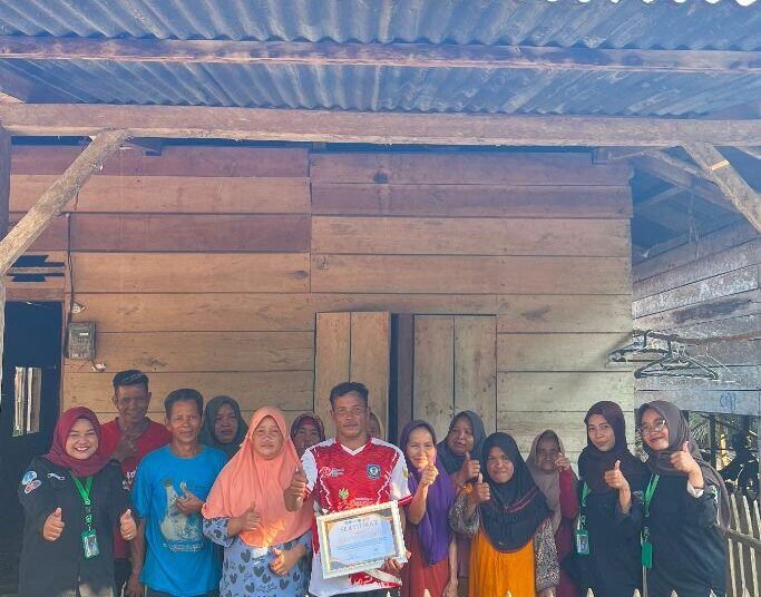 Foto bersama masyarakat Dusun Pangkalan Batu (Sumber: Dokumentasi Secara Langsung di Lokasi Penelitian)