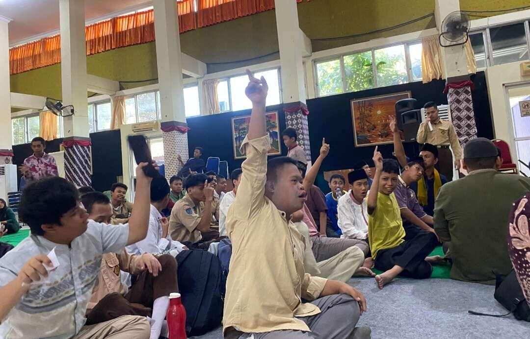 Semarak Maulid Nabi, Sinergi SLB Negeri Pembina Yogyakarta dalam Menguatkan Karakter Menuju Pendidikan Inklusif dan Berkelanjutan 6 Para murid mengacungkan tangan