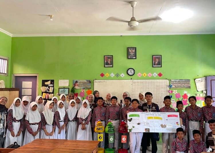 Sosialisasi Bank Sampah di SDN Kendaldoyong 2, Tanamkan Kesadaran Peduli Lingkungan Sejak Dini 5 Sosialisasi Bank Sampah KKN 105 Kendaldoyong