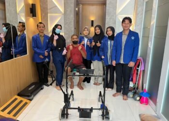Tim PKM-KC Technowalk Politeknik Negeri Madiun saat melakukan tinjauan prototipe di Fisioterapis Kebonsari Madiun