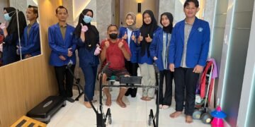 Tim PKM-KC Technowalk Politeknik Negeri Madiun saat melakukan tinjauan prototipe di Fisioterapis Kebonsari Madiun
