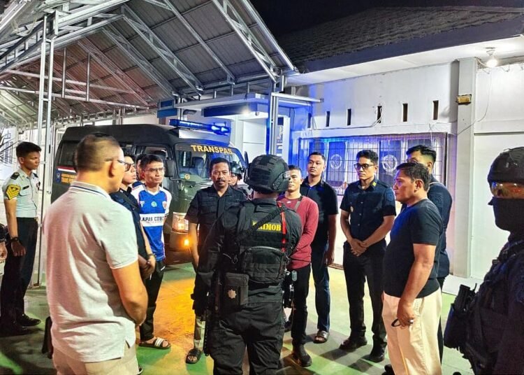 Pengawalan Ketat Brimob Warnai Pemindahan 4 Narapidana High Risk dari Bengkulu 5 Lapas Bengkulu, Lapas Kelas IIA Bengkulu, Nusakambangan, Narapidana High Risk, Pemindahan Narapidana, Brimob, Direktorat Jenderal Pemasyarakatan, Tonny Nainggolan