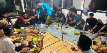 Anggota Satgas TMMD Ke-129 Kodim 0601/Pandeglang menghadiri pengajian malam bersama warga Kampung Pangburangan, Desa Pasirgadung, Kecamatan Patia, untuk mempererat kemanunggalan TNI dan rakyat.