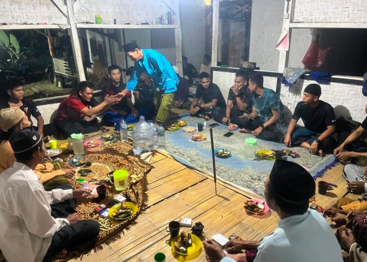 Anggota Satgas TMMD Ke-129 Kodim 0601/Pandeglang menghadiri pengajian malam bersama warga Kampung Pangburangan, Desa Pasirgadung, Kecamatan Patia, untuk mempererat kemanunggalan TNI dan rakyat.