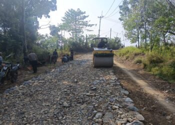 Alat berat melakukan pemadatan badan jalan pada sasaran fisik TMMD Ke-129 Kodim 0601/Pandeglang di Kampung Pangburangan, Desa Pasirgadung, Kecamatan Patia.