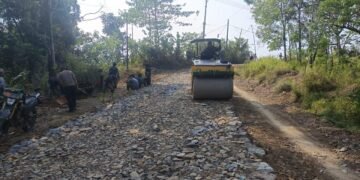 Alat berat melakukan pemadatan badan jalan pada sasaran fisik TMMD Ke-129 Kodim 0601/Pandeglang di Kampung Pangburangan, Desa Pasirgadung, Kecamatan Patia.