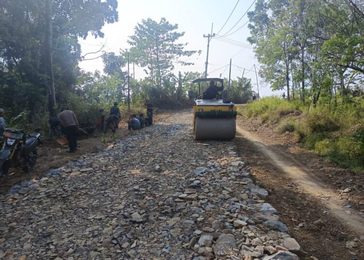 TMMD Ke-129 Percepat Pemadatan Jalan, Akses Warga Semakin Dekat Terwujud 5 Alat berat melakukan pemadatan badan jalan pada sasaran fisik TMMD Ke-129 Kodim 0601/Pandeglang di Kampung Pangburangan, Desa Pasirgadung, Kecamatan Patia.