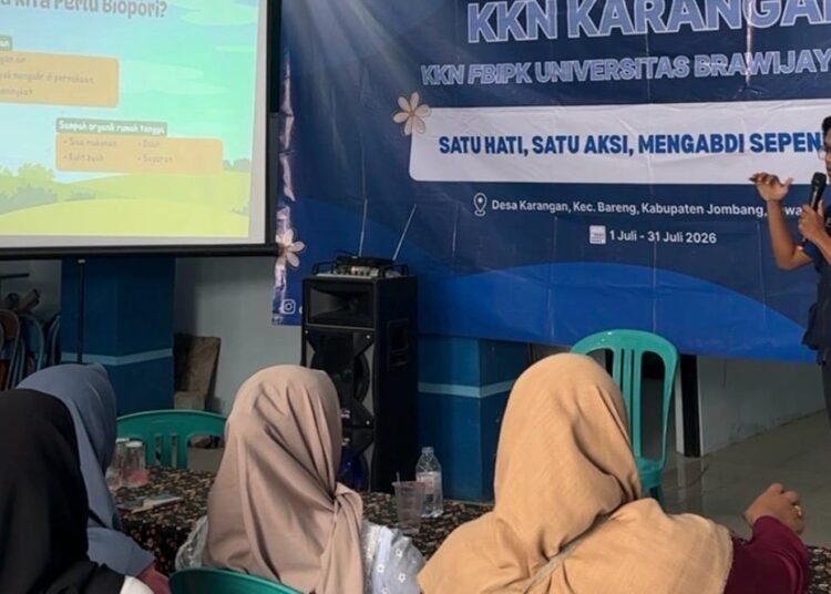 Solusi Sampah Dapur, Mahasiswa KKN UB Hadirkan Lubang Biopori di Desa Karangan 5 Tim KKN Fakultas Bio-Industri Pertanian dan Kehutanan UB memberikan pemaparan mengenai pemilahan limbah rumah tangga dan manfaat biopori kepada masyarakat Desa Karangan. (Foto: Dok. Humas KKN UB Desa Karangan)