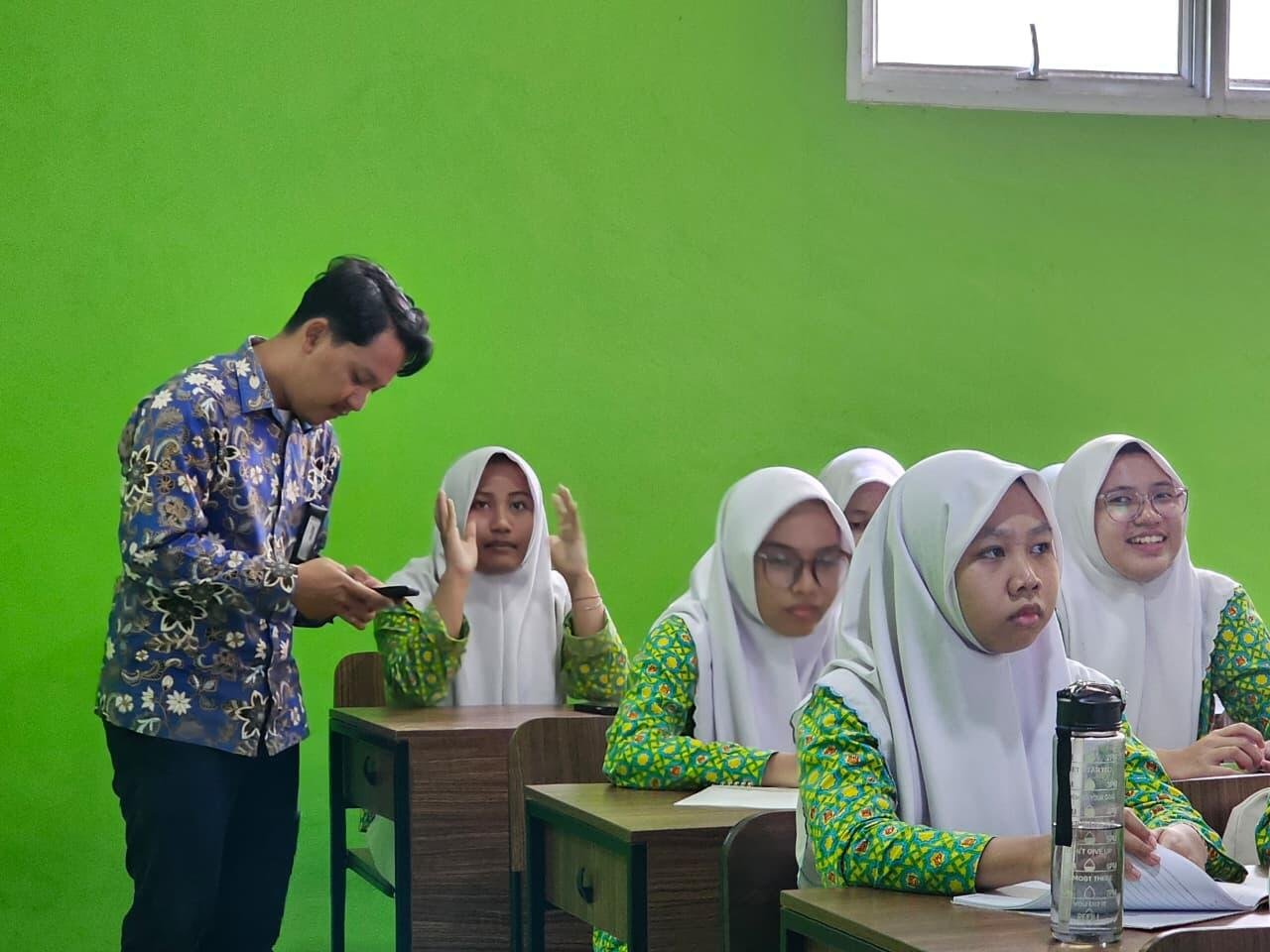 BPKP Turun Langsung ke Kelas, Pemanfaatan IFP MAN 1 Yogyakarta Dinilai Tepat Sasaran 7 WhatsApp Image 2026 08 05 at 13.11.14