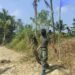 Personel Satgas TMMD melaksanakan pembersihan rumput dan semak belukar di sekitar tenda posko guna menciptakan lingkungan yang bersih, aman, dan nyaman selama pelaksanaan Program TNI Manunggal Membangun Desa (TMMD).