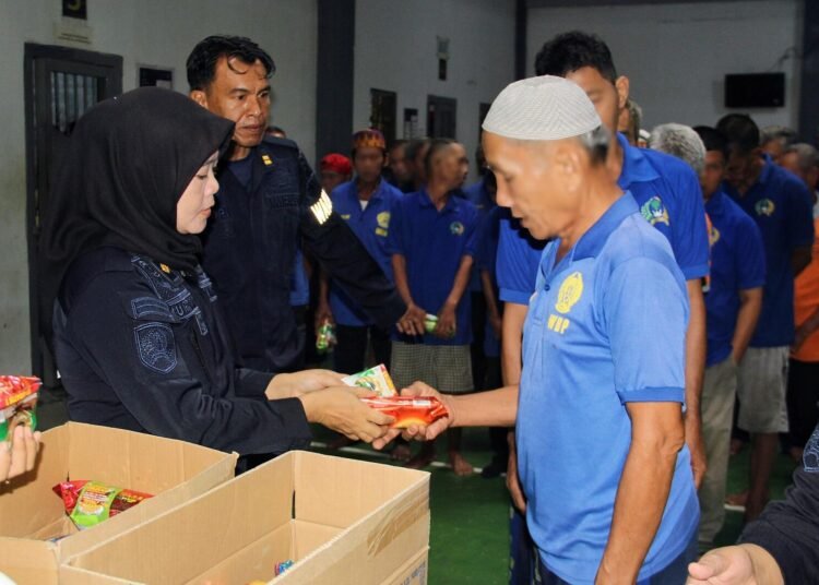 Peduli WBP Lansia, Lapas Bengkulu Berikan Susu dan Biskuit Tambahan 5 Lapas Bengkulu, Lapas Kelas IIA Bengkulu, Warga Binaan, WBP Lansia, Extra Fooding, Pelayanan Kesehatan, Klinik Pratama Lapas, Pemasyarakatan