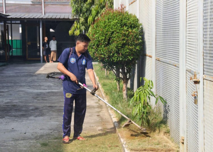 Warga Binaan Rawat Taman Lapas, Wujudkan Lingkungan Asri dan Dukung Pembinaan Positif 5 Lapas Bengkulu, Lapas Kelas IIA Bengkulu, Pemasyarakatan, Warga Binaan, Kebersihan Lapas, Taman Lapas, Pembinaan Narapidana, Andri Trisno, Lingkungan Bersih, Kementerian Imigrasi dan Pemasyarakatan, Ditjen Pemasyarakatan, Pembinaan Kepribadian, Green Prison, Berita Lapas Bengkulu, Humas Lapas Bengkulu