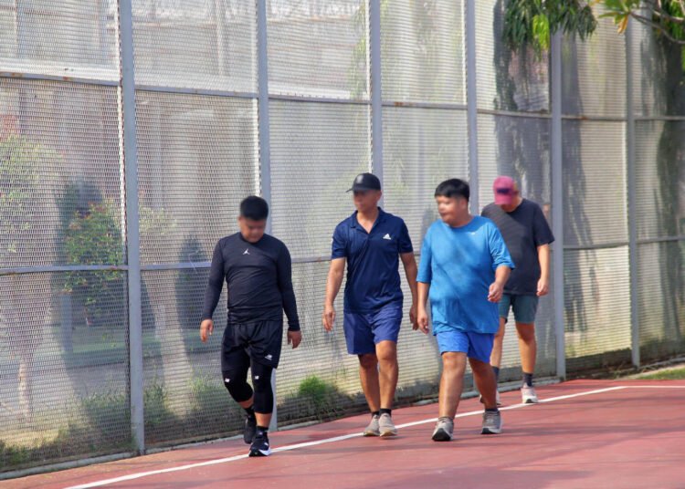 Bangun Gaya Hidup Sehat dari Balik Jeruji, Warga Binaan Lapas Bengkulu Rutin Jalan Sehat di Lapangan Utama 5 Lapas Bengkulu, Lembaga Pemasyarakatan Bengkulu, Warga Binaan, WBP Lapas Bengkulu, Jalan Sehat, Hidup Sehat, Olahraga Warga Binaan, Pembinaan Narapidana, Pemasyarakatan, Kementerian Imigrasi dan Pemasyarakatan, Ditjen Pemasyarakatan, Bengkulu, Rehabilitasi Narapidana, Kesehatan WBP