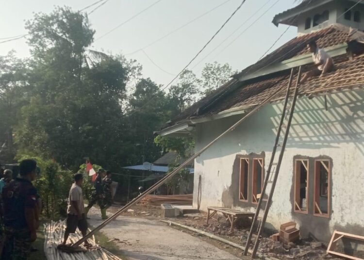 TNI dan Warga Gotong Royong Rehabilitasi Mushola Lewat TMMD ke-129 5 WhatsApp Image 2026 08 08 at 09.31.48 1