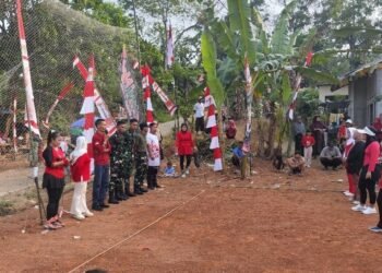 Satgas TMMD ke-129 Kodim 0601/Pandeglang menjadi juri lomba senam kreasi yang diikuti 22 tim warga Desa Pasirgadung dalam rangka menyambut HUT ke-81 Kemerdekaan RI.