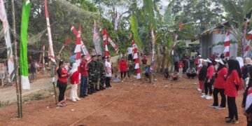 Satgas TMMD ke-129 Kodim 0601/Pandeglang menjadi juri lomba senam kreasi yang diikuti 22 tim warga Desa Pasirgadung dalam rangka menyambut HUT ke-81 Kemerdekaan RI.