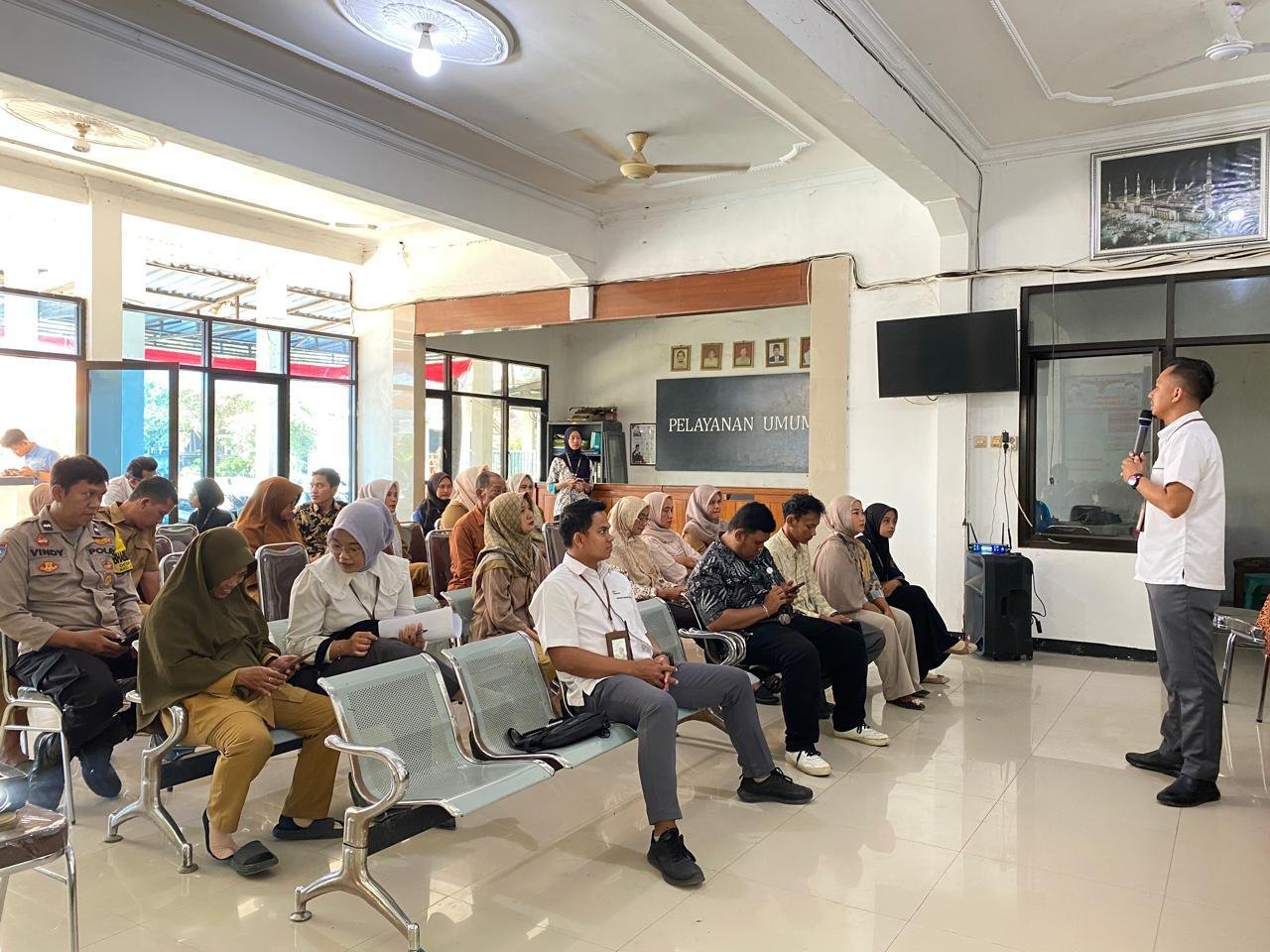 KKN Kelompok 46 UIN Siber Syekh Nurjati Cirebon Gelar Seminar Literasi Keuangan untuk Membangun Kemandirian Finansial bagi Warga Desa Sambeng 8 WhatsApp Image 2026 08 10 at 20.45.21 1