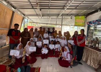 foto bersama peserta lomba Baca Puisi dan Mendongeng