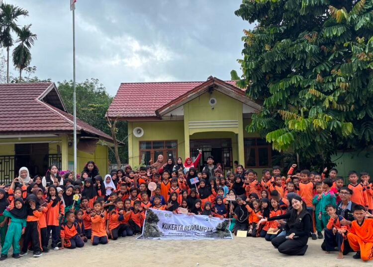 Pengabdian Kukerta Berdampak Universitas Riau Cegah Bullying di SDN 006 Petani, Kabupaten Pelalawan melalui Lagu dan Kotak Aspirasi 5 Dokuemntasi bersama guru dan siswa SDN 006 Desa Petani dalam kegiatan Sosialisasi Anti Bullying