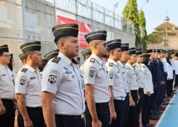 Lapas Bengkulu Peringati HUT ke-81 RI dengan Semangat Indonesia Berdaulat 8 Kalapas Bengkulu Julianto Budhi Prasetyono memimpin Upacara HUT ke-81 Kemerdekaan RI di Lapangan Lapas Bengkulu, Senin (17/8). Doc. Humas