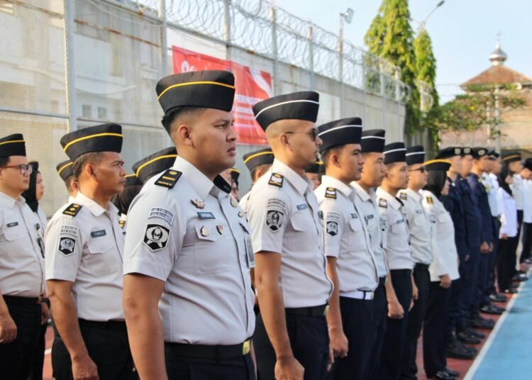 Kalapas Bengkulu Julianto Budhi Prasetyono memimpin Upacara HUT ke-81 Kemerdekaan RI di Lapangan Lapas Bengkulu, Senin (17/8). Doc. Humas