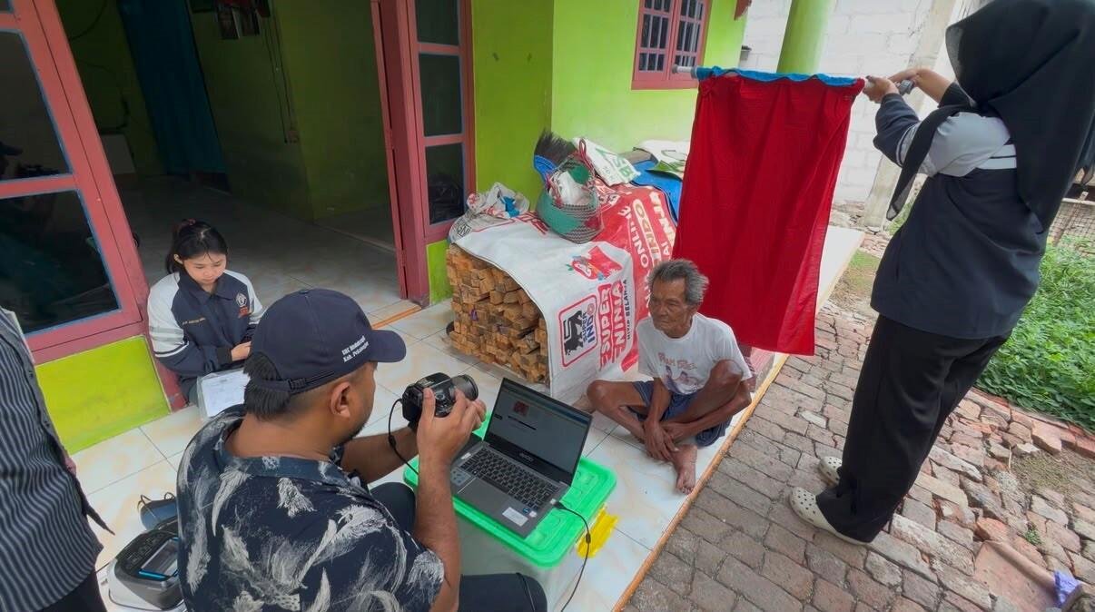 Mahasiswa KKN Univeristas Diponegoro Fasilitasi Akses Pelayanan Administrasi Kependudukan Bagi Masyarakat Desa Mejasem 7 WhatsApp Image 2026 08 20 at 12.08.39 2