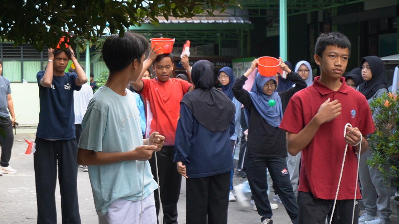 Kemeriahan Estafet Merah Putih Warnai Pitulasan MAN 1 Yogya Lewat Aksi Ketangkasan 7 WhatsApp Image 2026 08 25 at 6.59.43 PM