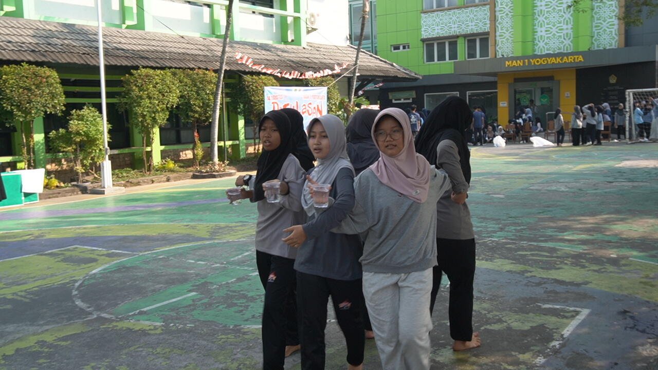 Keseruan Lomba Kepiting Air Di MAN 1 Yogyakarta Uji Kekompakan Barisan 7 WhatsApp Image 2026 08 25 at 7.11.05 PM